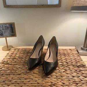 Nine West black pointy toed pumps, sz 6